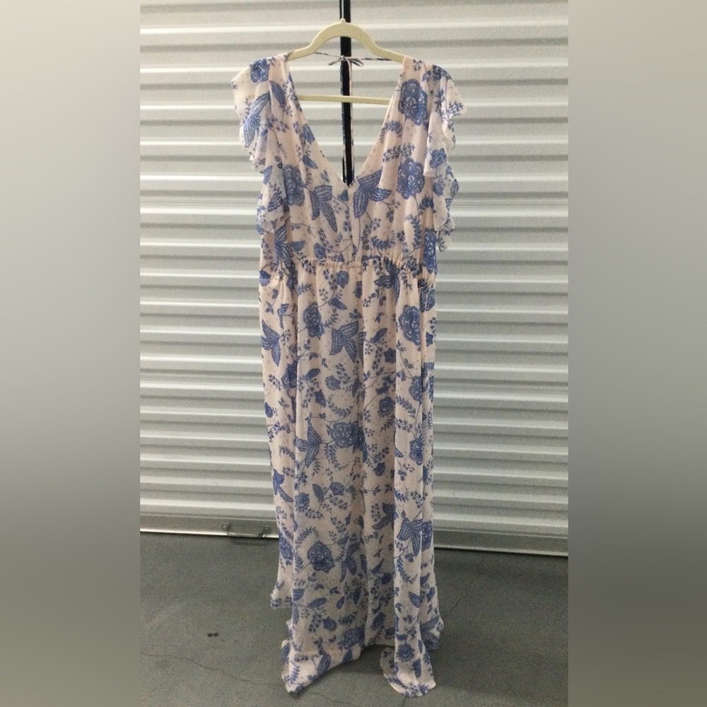 NEW never worn. Tommy Hilfiger lovely maxi ruffled sleeves, fully lined